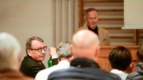 Skeptischer Blick von a.i. Spital-CEO Rolf Gilgen. Foto: Jon Duschletta