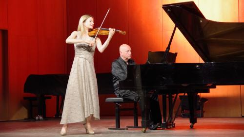 Die deutsche Violinistin Arabella Steinbacher und ihr Landsmann Peter von Wienhardt begeisterten am Sonntag im Konzertsaal des Hotels
Laudinella in St. Moritz. Foto: Jürg Keller