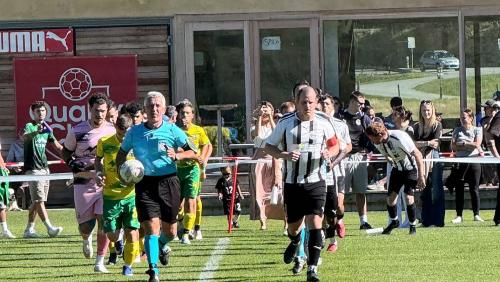 Das Derby zwischen dem FC Celerina und Lusitanos Samedan endet mit ­einem Unentschieden. Foto: André Soares