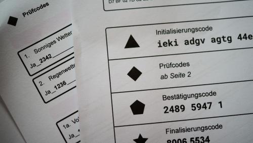 Ün fögl plain codes: L’attest per vuschar digitalmaing chi’s po chargiar giò sülla pagina demo.evoting.ch da la posta fotografia: Michael Steiner).