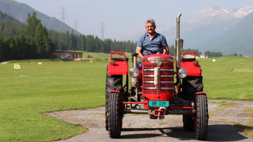 Il president dal Almatrak Club Engiadina, Nuot Padrun, sün sieu tractor da la marca Hürlimann da l’an 1959 (fotografia: Martin Camichel).