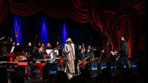 Dee Dee Bridgewater mit dem Jugend-Jazzorchester der Carnige Hall New York und Trompeter Sean Jones. Foto: www.fotoswiss.com/Giancarlo Cattaneo