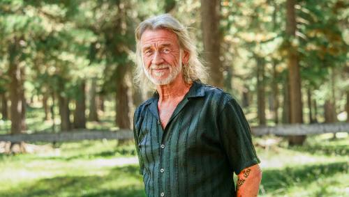Radiolegende Ralph Wicki in Samedan: «Würde ich ein Buch schreiben, so müsste der Inhalt auf zehn Seiten Platz haben. Es ist wie bei meinen 
Sendungen, man muss es unmittelbar verstehen können.» Foto: Jon Duschletta