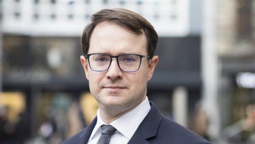 Der Immobilienexperte und Hauptautor der aktuellen Studie «UBS Alpine Property Focus 2026», Maciej Skoczek.