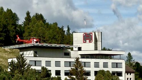 Im Spital Oberengadin wurden die leicht Verletzten behandelt. Foto: Luan Hofmann