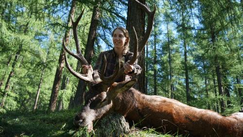 Sarah Cadotsch, la respunsabla per la lavur publica da l’Uniun grischuna da chatschaders da patenta, appellescha per üna chatscha cun respet e dignità invers la bes-cha (fotografia: Bettina Cadotsch).