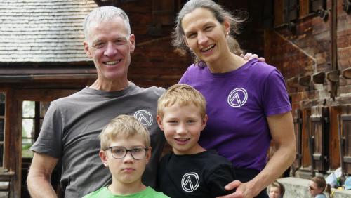 La Chamanna Cluozza i’l Parc Naziunal Svizzer es per els dvantada daspö tschinch ons il nouv dachasa (da schnestra): Artur, Nicole, Til e Leo Naue, la famiglia ospitanta da la chamonna (fotografia: Dario Müller).