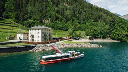 Die Sassalbo liegt bei Le Prese vor Anker. Foto: Amici del LAgo
