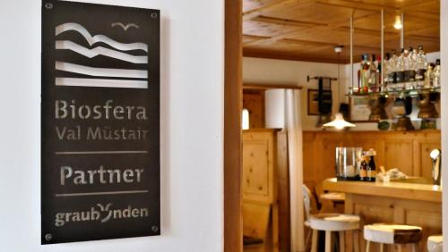 La tabla chi simbolisescha il partenadi culla Biosfera – in quist cas a l’entrada da l’ustaria i’l Hotel Central a Valchava (fotografia: Parc da natüra Biosfera Val Müstair).
