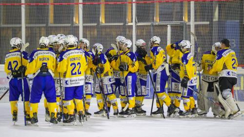 Engiadina gewinnt das Heimspiel und bleibt an der Tabellenspitze (Fotoswiss.com/Giancarlo Cattaneo).
