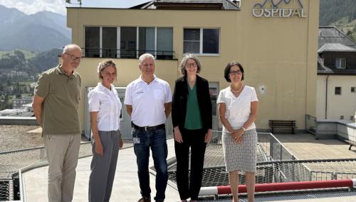 Die Delegation aus Bern auf dem Heliport in Scuol. Foto: Fadrina Hofmann