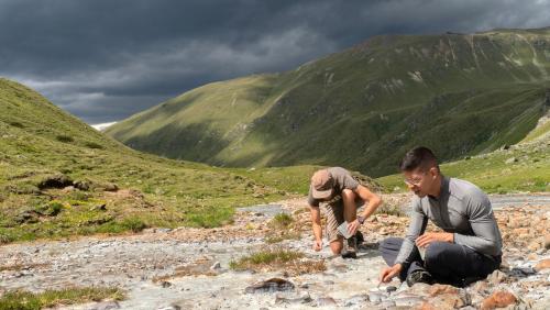 Probeentnahmen in der Val Costainas.	Foto: Christoph Wanner