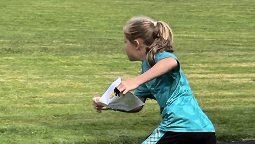 Schulkinder, aber auch Erwachsene, massen sich kürzlich in Ftan im Orientierungslauf. Symbolfoto: Hanspeter Achtnich