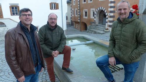 Curdin Lansel, Giusep Giuanin Decurtins e Clau Scherrer (da schn.) sülla Plazza Somvih, üna da las plazzas da Zuoz ingio chi gnarà chantà in lügl 2022.
Foto: Flurin Andry/fmr