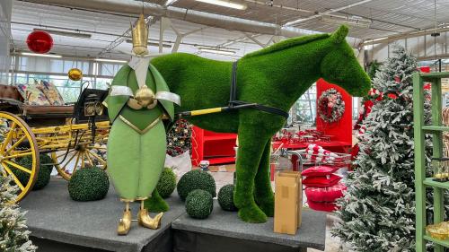 Kein Wunder seh ich rot, wenn solcherlei Weihnachtsdekos schon meine Herbstferien begleiten. Foto: Jon Duschletta