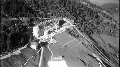 Das ehemalige Hotel Chantarella auf einer historischen Luftaufnahme. Rechts davon die Mittelstation der Chantarellabahn. Foto: ETH-Bibliothek Zürich, Bildarchiv/Stiftung Luftbild Schweiz, Werner Friedli