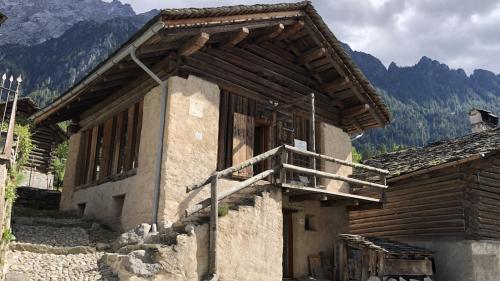 Begehrtes Gut: Ortstypische Bergeller Ställe in der Dorfkernzone. Foto: Marie-Claire Jur