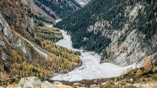 Der Blick von der Sciora-Hütte in die durch den Bergsturz am Piz Cengalo teilweise verschüttete Val Bondasca.  Der Prozess vor dem Regionalgericht Maloja dauert voraussichtlich noch bis am Mittwoch (Foto: Andrea Badrutt, Chur).