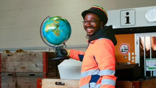 Die Welt liegt in seinen Händen: Dengana Beyai aus Gambia bei der Arbeit in der Wertstoffhalle St. Moritz. Foto: Jon Duschlettta