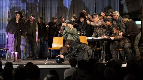 Gian Marchet Colani (Yves Ehrsam) wird von der Jägerschaft angefeuert. Foto: Mayk Wendt