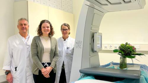 Das erste ultraschallgesteuerte HIFU-Gerät der Schweiz steht am Ospidal Scuol. Im Bild: Direktor Dr. Joachim Koppenberg, Gynäkologin Dr. Ladina Christoffel und eine der ersten Patientinnen (mitte). Foto: CSEB