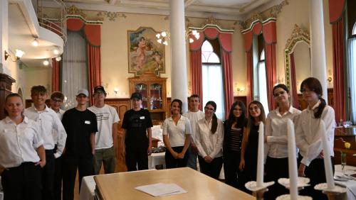 Schülerinnen und Schüler der dritten Sekundarklasse aus St. Moritz erleben einen Projekttag in der Gastronomie des Hotels Edelweiss.	Foto: Fabia Niggli