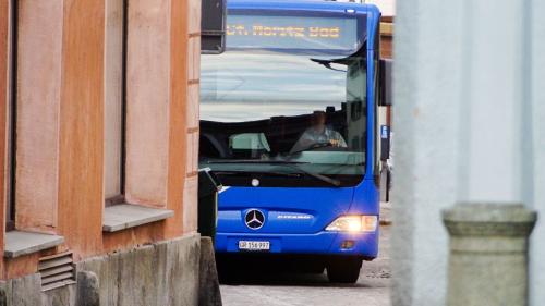 Die aktuellen Fahrgastzahlen bis Ende August deuten an, dass der Oberengadiner ÖV heuer wohl mit einem blauen Auge davonkommen wird. Foto: Jon Duschletta