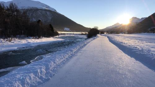 Das Rauschen des nahen Inn im Ohr und die untergehende Sonne im Gesicht, ist Madulain auf den schnellen Kufen bald erreicht.
Foto: Marie-Claire Jur