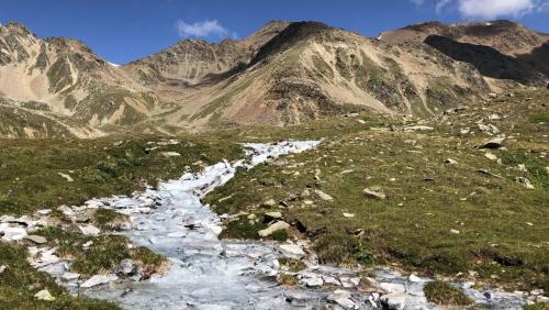 Im Permafrost der Alpen können sich über lange Zeit geogene Stoffe – wie beispielsweise Metalle – anreichern. Ab einer bestimmten Konzentration gelten sie als schädlich für die Umwelt. Foto: Hoda Moradi