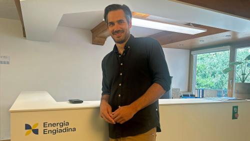 Il directer Claudio à Porta preschainta il nouv aspet visual da l’Energia Engiadina (fotografia: Nicolo Bass).