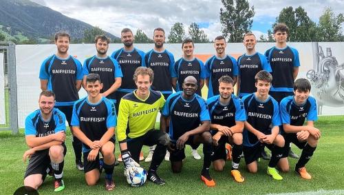 Dennis mit dem Club da ballapè Val Müstair. Foto: z. Vfg / Dennis Ulayayi