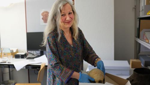 Ute W. Gottschall, la manadra da las inventarisaziuns dal Museum retic ha paketà oura il «regal»: üna chavazza surmirana fotografia: Sandro Buchli).