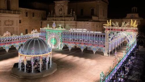 Monumentale Lichtkunst: Eine «Luminaria» von Marinella Senatore auf der Piazza Duomo im italienischen Lecce. Ähnliche Installationen sind ab Freitag auch in St. Moritz zu sehen. Foto: A. Garofalo / Courtesy The Artist and Dior