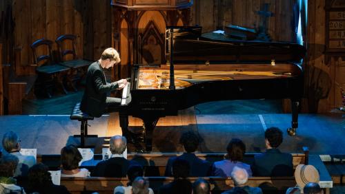 Jan Lisiecki 2024 in der Eglise au Bois St. Moritz. Der kanadische Pianist kehrt diesen Sommer ins Engadin zurück und gibt am 29. Juli ein Konzert im Konzertsaal vom Hotel Laudinella, St. Moritz. Foto: Quim Vilar