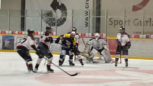 Engiadina verliert mit 1:5 gegen den Glarner SC (Foto: Nicolo Bass).
