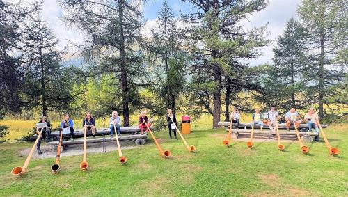 Die Teilnehmenden des zweiten Alphorn-Workshops in Samedan. Foto: Balthasar Streiff