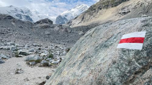 Die Farbe weist den Weg: Weiss-rot-weisse Markierungen kennzeichnen Bergwanderwege. Wer ihnen folgt, sollte trittsicher, schwindelfrei und körperlich gut in Form sein. Foto: Reto Stifel