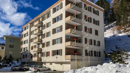 Die Liegenschaft Via Surpunt 67 in St. Moritz-Bad wird energetisch saniert und mit neuen Garagenboxen und Balkonen ergänzt. Foto: Jon Duschletta