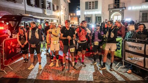 Um 23.00 Uhr erfolgte der Start zum 102 Kilometer langen Lauf mitten im Dorfzentrum von Samedan. Foto: z. Vfg / Engadin Ultra Trail