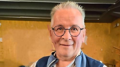 Heinz Ming wurde zum Vereinsveteran und Ehrenmitglied ernannt. Deti Ming erhielt für 34 Jahre im ­Vorstand einen edlen «Beverin ­Bergkristall». Foto: Not Janett-Jenal