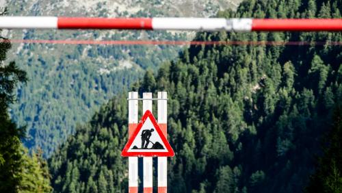 Ob real oder im übertragenen Sinn, Baustellen beschäftigen die politischen Gemüter: Am Flüelapass, bei Tempo 30 oder beim Schutzstatus S wie auch im Bündner Justizwesen und beim Oberengadiner Grundbuchamt. Foto: Jon Duschletta