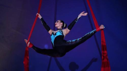 Elena Brukson des Circus Medrano zeigt ihre Luftakrobatik im Zirkuszelt. Foto: Alexander Leumann