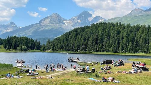 Der Stazersee dient als Tatort des Krimidrehbuchs. Foto: Reto Stifel