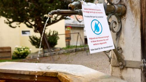 Aua forta cula amo, aua solita na: Mità d’eivna ha il cumün stüz ils blers bügls illa fracziun Scuol (fotografia: Michael Steiner).