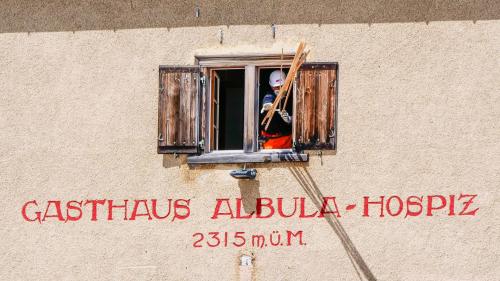 Das Gasthaus Albula Hospiz wird leergeräumt. Foto: Jon Duschletta