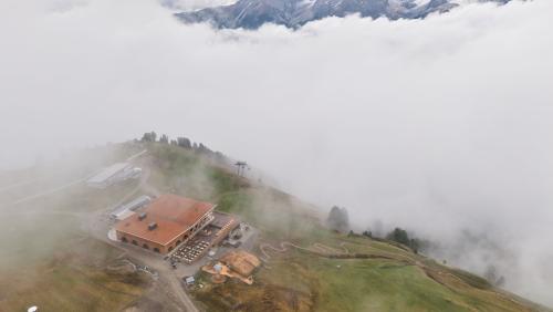 Sper la nouva ustaria e staziun sülla Motta Naluns haja dat la confruntaziun (fotografia: Michael Steiner).