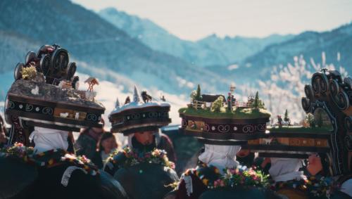 Der Kurzfilm «Silvesterchlausen» von Andrew Norman Wilson wirft einen künstlerischen Blick auf den geheimnisvollen Silvesterbrauch im Appenzell. Er wird am Freitag im Dracula Club gezeigt. Foto: Andrew Norman Wilson