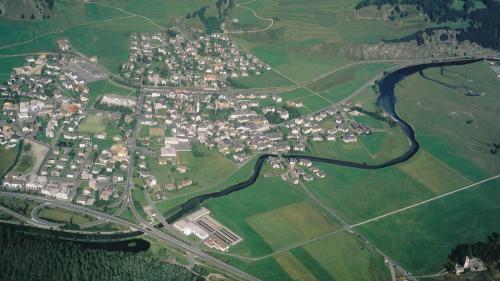 Celerina aus der Vogelperspektive: Gut zu erkennen ist der Freiraum zwischen den zwei Dorfkernen. Archivfoto: Gemeinde Celerina