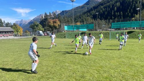 Der CB Scuol organisiert im Oktober wieder ein Fussballcamp in Zusammenarbeit mit der Fundaciòn Real Madrid  Clinics in Scuol. Die Teilnehmenden bekommen das traditionelle weisse Trikot. Foto: CB Scuol