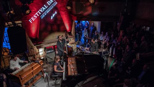 Norah Jones bei ihrem Auftritt im Dracula Club im Jahr 2018. Die räumliche Enge stellt Festival und Künstler zwar vor Herausforderungen – macht den Club aber gleichzeitig zu einer der prägendsten Locations. Foto: fotoswiss.com/Giancarlo Cattaneo